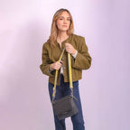 COMPLETE NEGRA | WALLET NEGRA | STRAP AMARILLO - Rio de Hilares