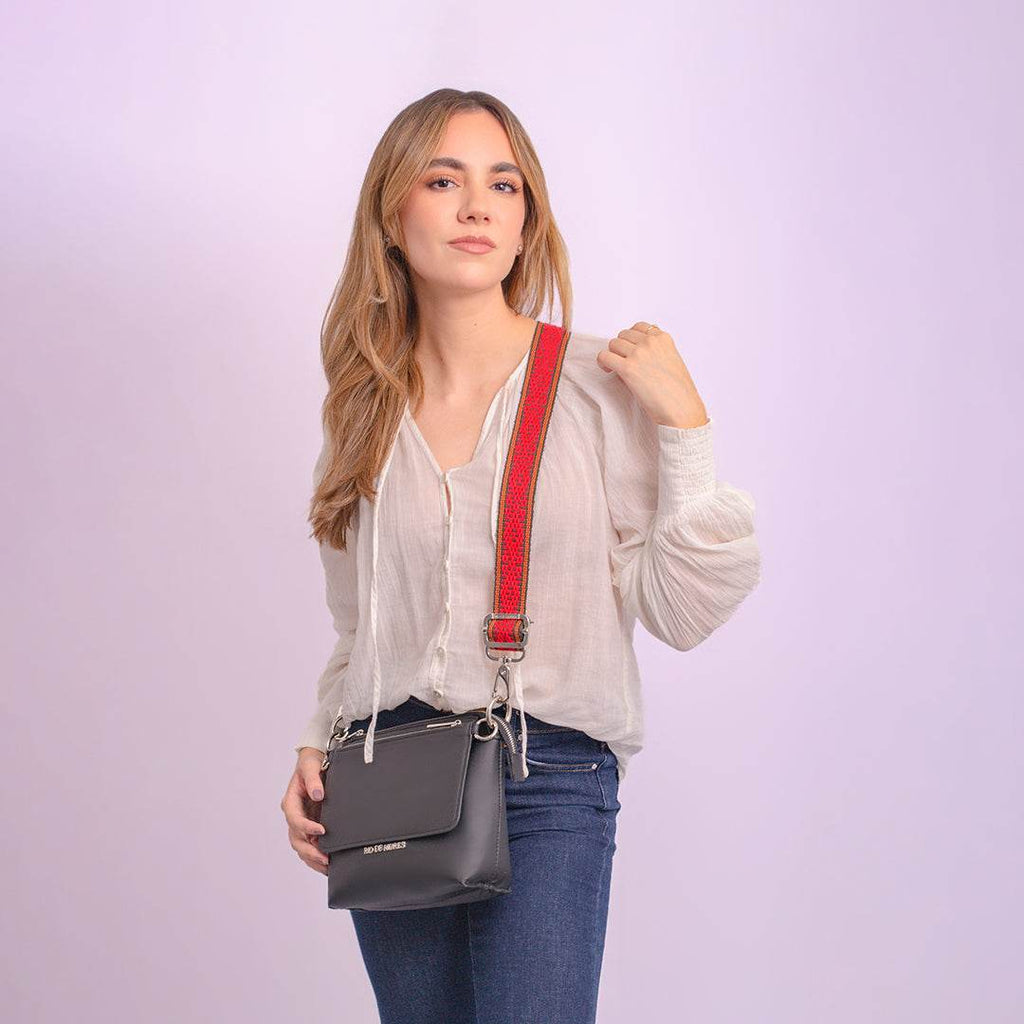 COMPLETE NEGRA | WALLET NEGRA | STRAP ROJO - Rio de Hilares